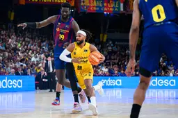 Patty Mills déborde Youssoupha Fall mais c'est ce dernier qui l'a emporté avec le FC Barcelone