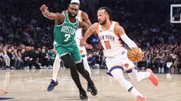 Jalen brunson a été confondu avec Jaylen Brown lors de la parade des Knicks jeudi.