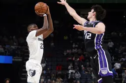 Maxime Raynaud, ici en défense sur Cedric Coward, et Sacramento ont subi une grosse défaite contre Memphis