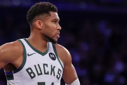 Giannis Antetokounmpo en maillot des Milwaukee Bucks, de profil sur le parquet, illustrant les interrogations autour de son avenir et les rumeurs de départ.