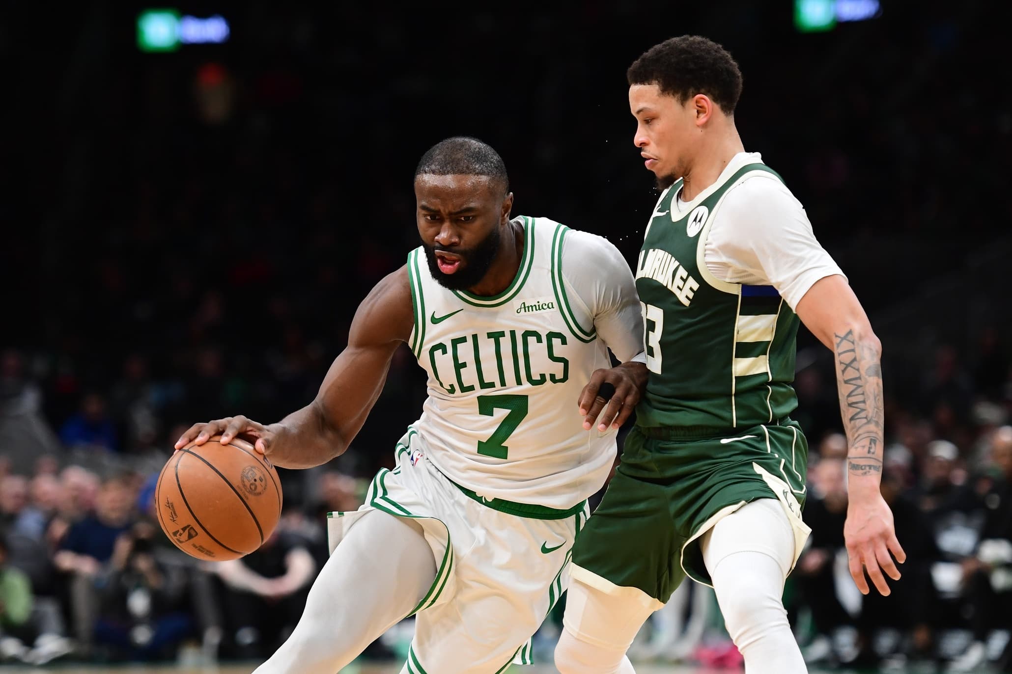 Jaylen Brown domine face aux Bucks, victoire écrasante des Celtics 107-79