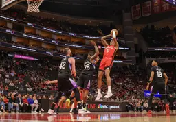 Cette victoire permet aux Rockets (35-21) de grimper à la troisième place de la Conférence Ouest.