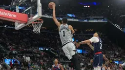 Les Clippers ont signé le défenseur de l'année en G-League. Le pivot de 2m26 devient ainsi le plus grand joueur NBA actif devant Victor Wembanyama.