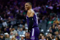 Le match a été interrompu brièvement en première mi-temps pour célébrer cet exploit du joueur de 36 ans.