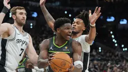 Chris Finch avoue s'être trompé sur l'utilisation d'Anthony Edwards