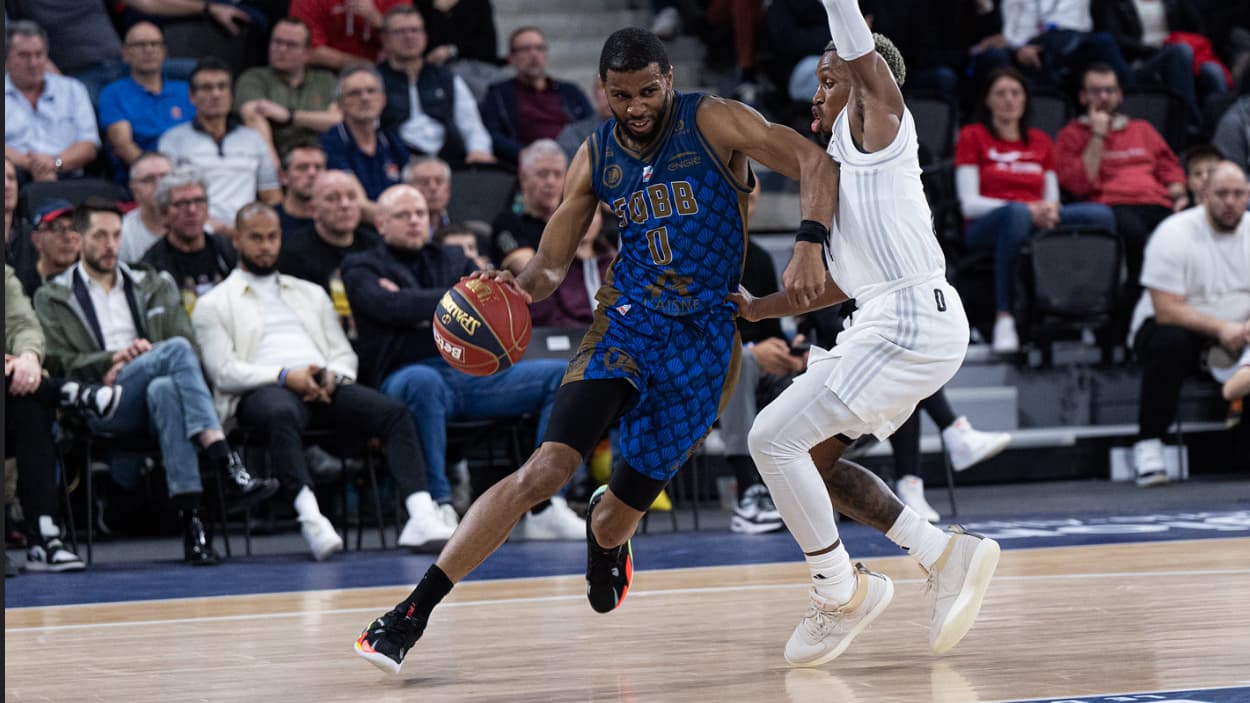 Loic Schwartz (Saint-Quentin) contre le Paris Basketball Loic Schwartz (Saint-Quentin) contre le Paris Basketball