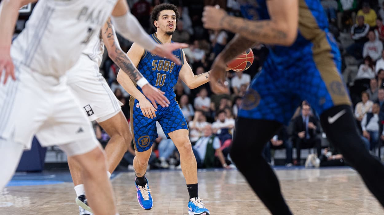 Lucas Boucaud (Saint-Quentin) à la passe contre le Paris Basketball Lucas Boucaud (Saint-Quentin) à la passe contre le Paris Basketball