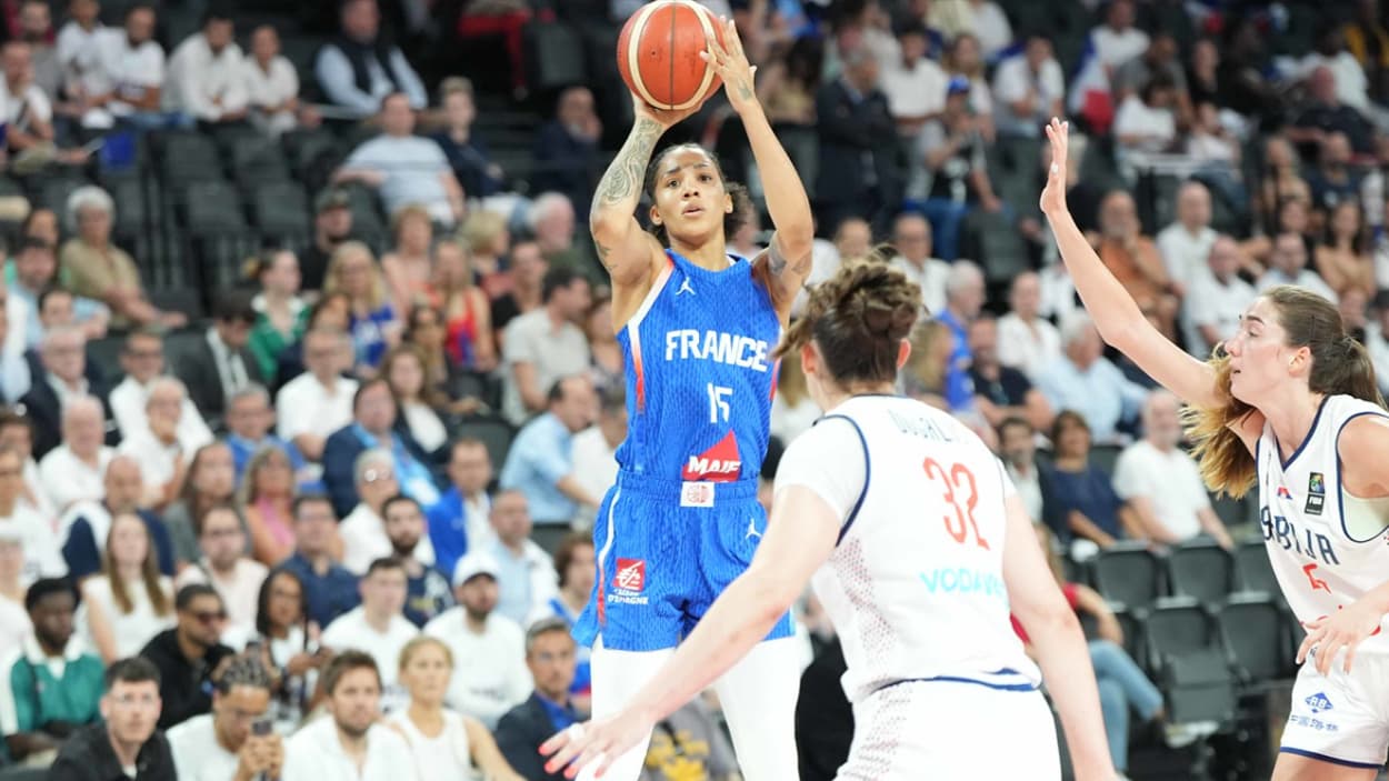 Gabby Williams (France) à trois points face à la Serbie Gabby Williams (France) à trois points face à la Serbie