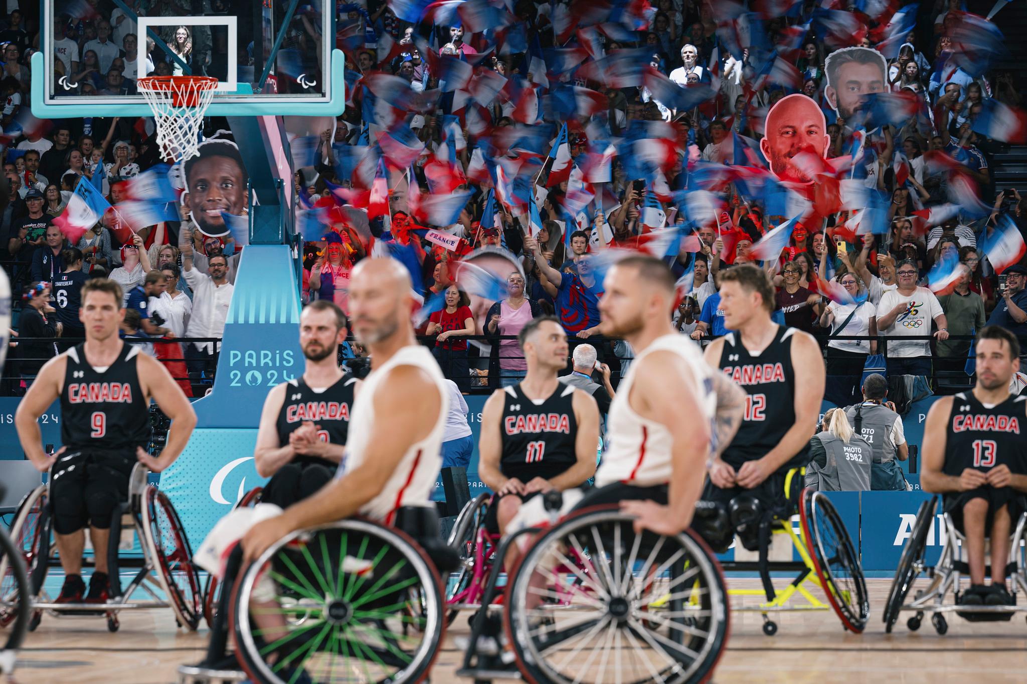 Plus de spectateurs pour France – Canada aux Jeux Paralympiques qu’aux JO : le formidable succès populaire du basket-fauteuil à Bercy !