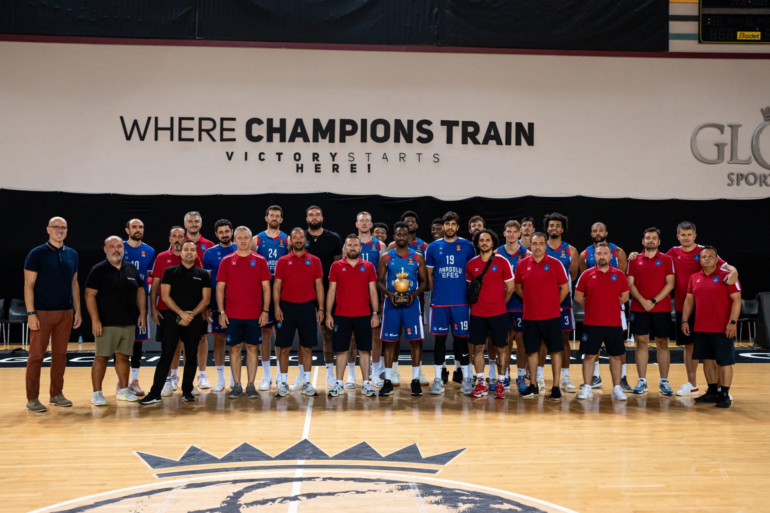 Sans Vincent Poirier, l’Anadolu Efes remporte la Gloria Cup contre Sylvain Francisco et le Zalgiris Kaunas