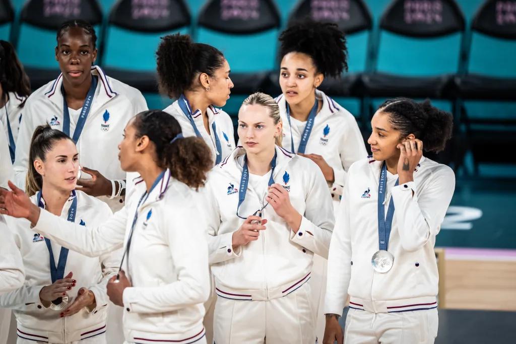 Battue d’un point en finale, l’équipe de France médaillée d’argent aux JO