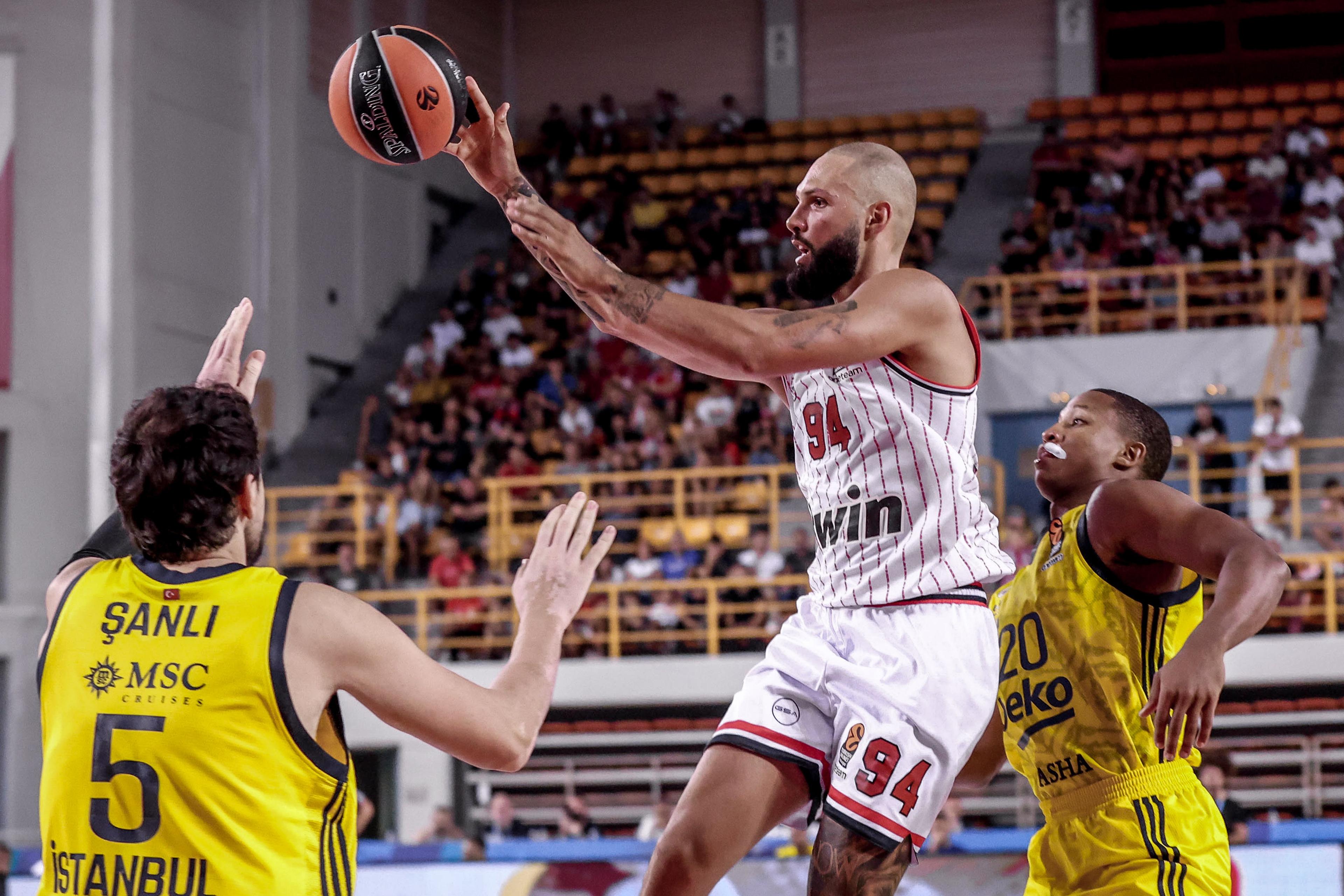 Avec un petit Evan Fournier, l’Olympiakos remporte le tournoi de Crête au buzzer