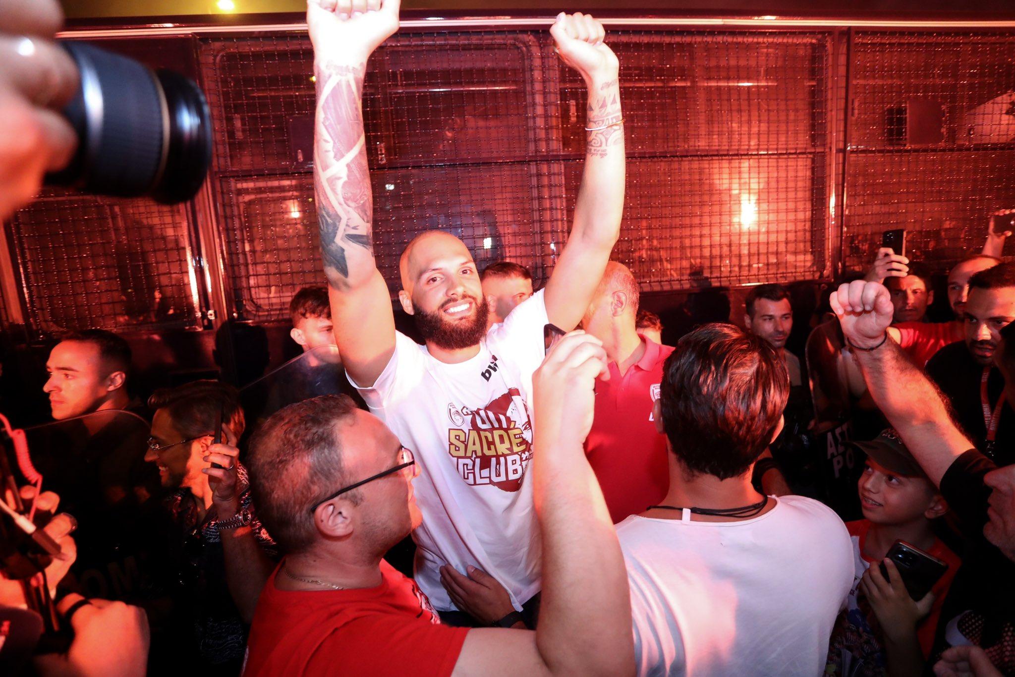 [Vidéo] Evan Fournier accueilli comme une superstar par 3 000 fans de l’Olympiakos !