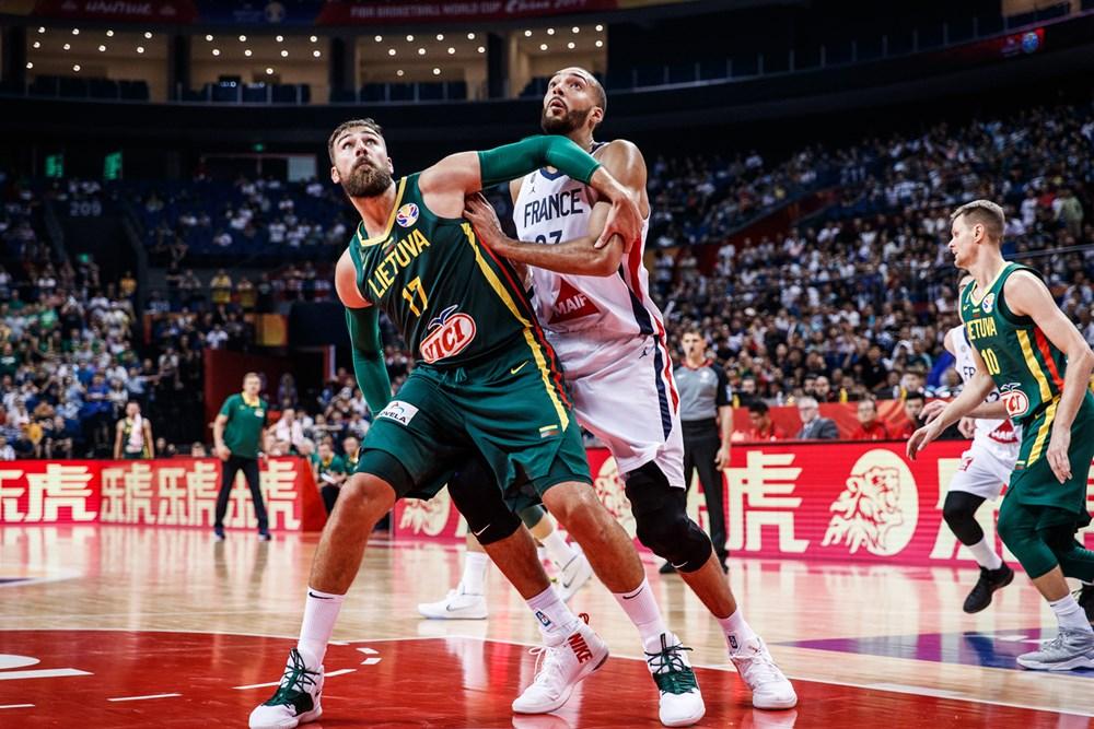 Face à Valanciunas et Sabonis, le duel des tours jumelles