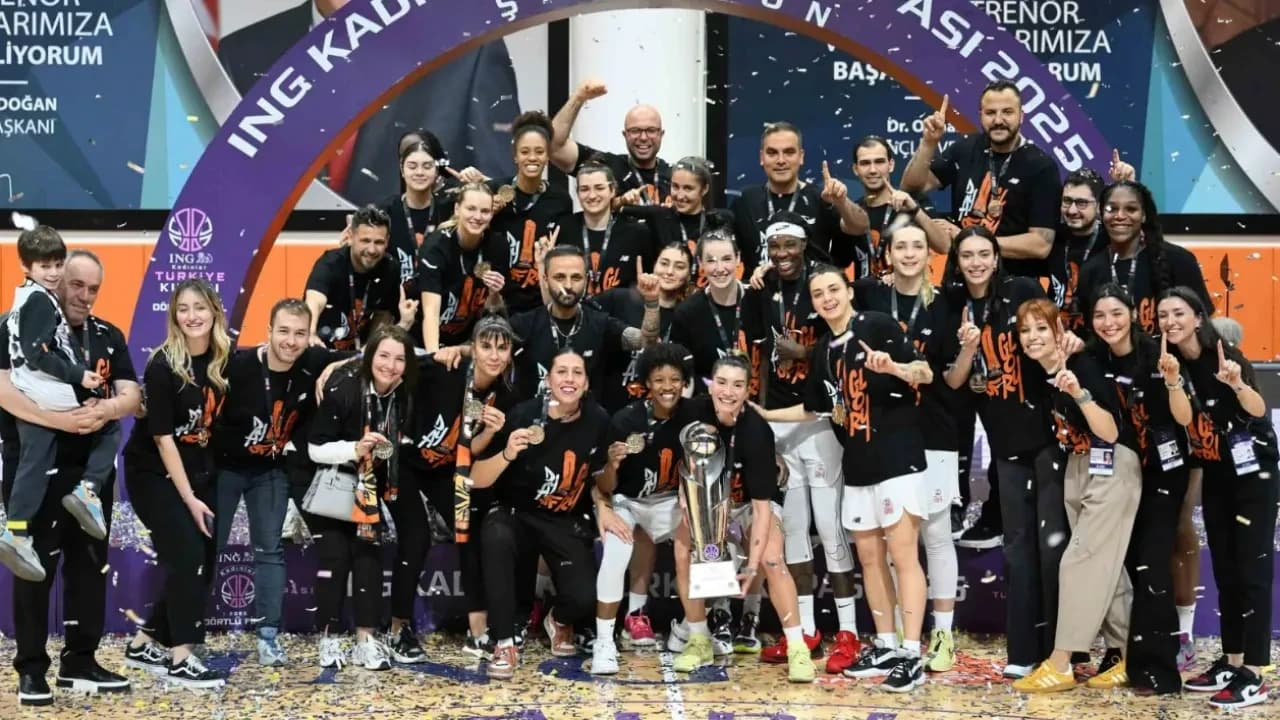 Un premier trophée avec Mersin pour la colonie française du club (Fauthoux – Johannès – Rupert – Diallo)