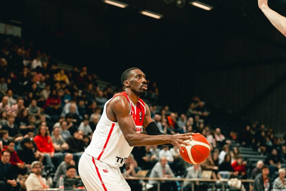 L&rsquo;international suisse Michel-Ofik Nzege arrive à Aix-Maurienne