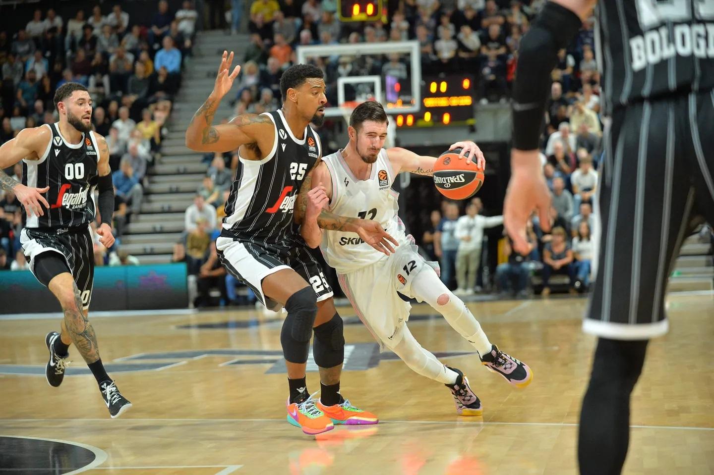 Nando De Colo blessé au mollet