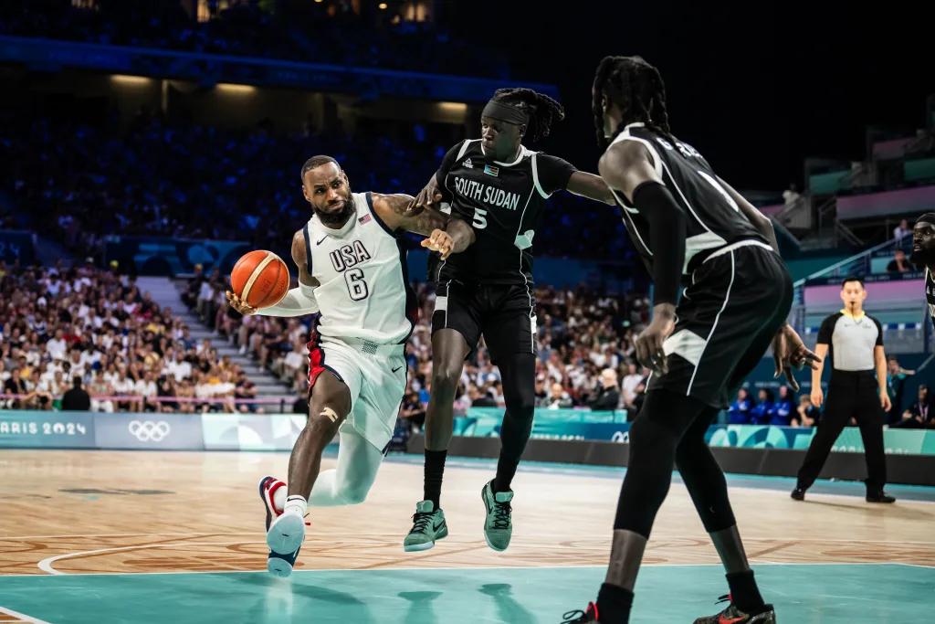 Brillant face à LeBron, l&rsquo;ancien roannais Nuni Omot improbable star des JO : « Je ne suis pas censé être ici »