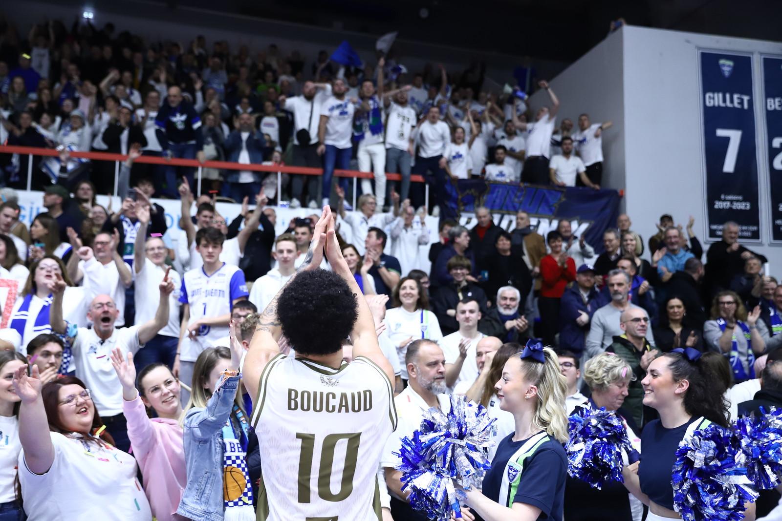 Les kops de supporters de Paris et Saint-Quentin protestent contre le règlement de l&rsquo;Adidas Arena