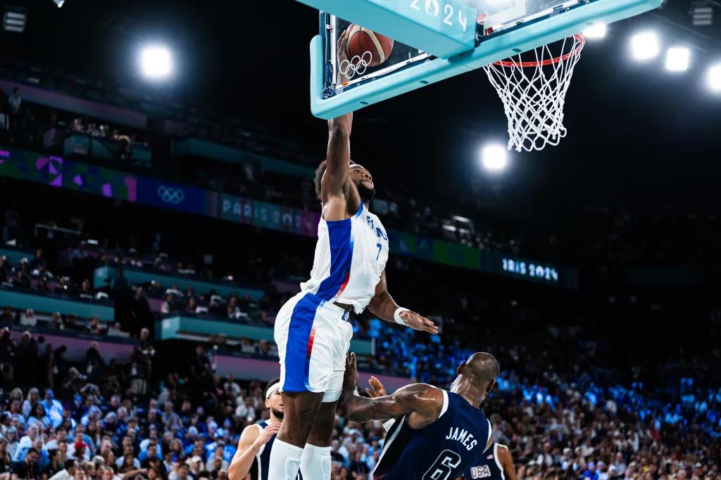 Guerschon Yabusele raconte le dunk d’une vie sur LeBron James : « Je vais mettre le poster chez moi »