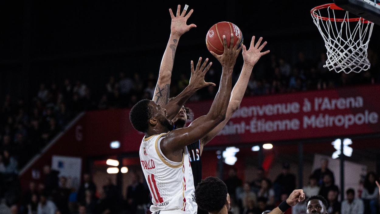 Alpha Diallo (Monaco) au lay-up contre le Paris Basketball