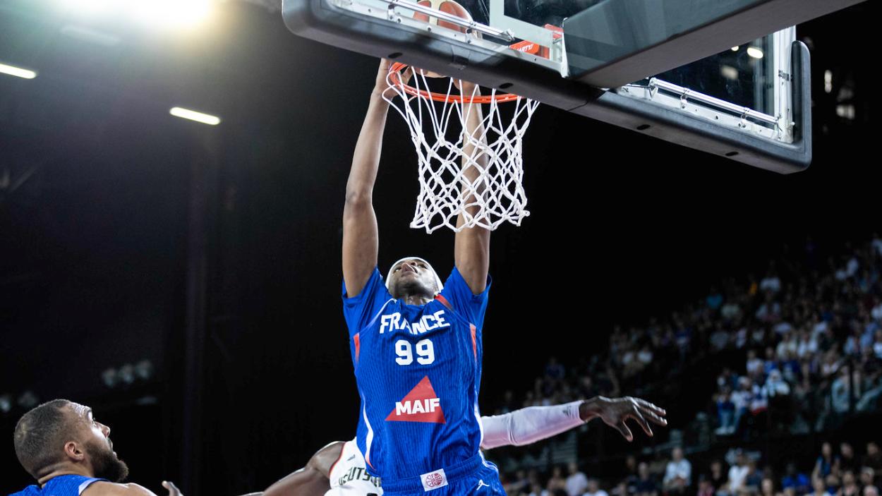 Bilal Coulibaly (France) qui monte au dunk