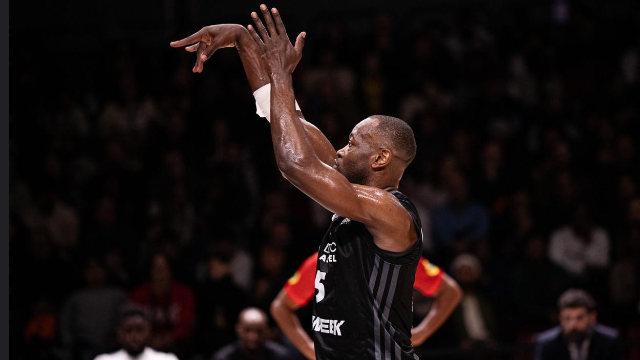 Charles Kahudi (ASVEL) au lancer-franc face au Paris Basketball