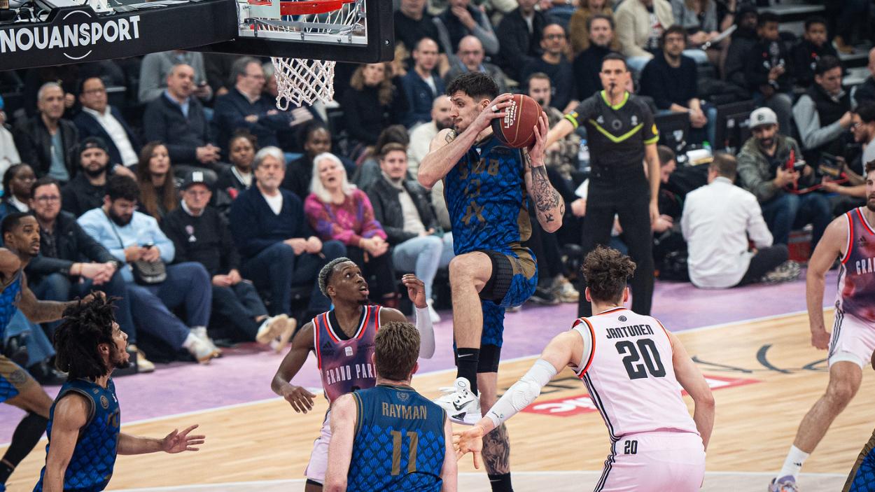 Dominik Olejniczak (Saint-Quentin) au drive contre le Paris Basketball