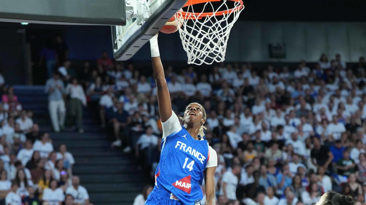 Dominique Malonga (France) au lay-up face à la Serbie