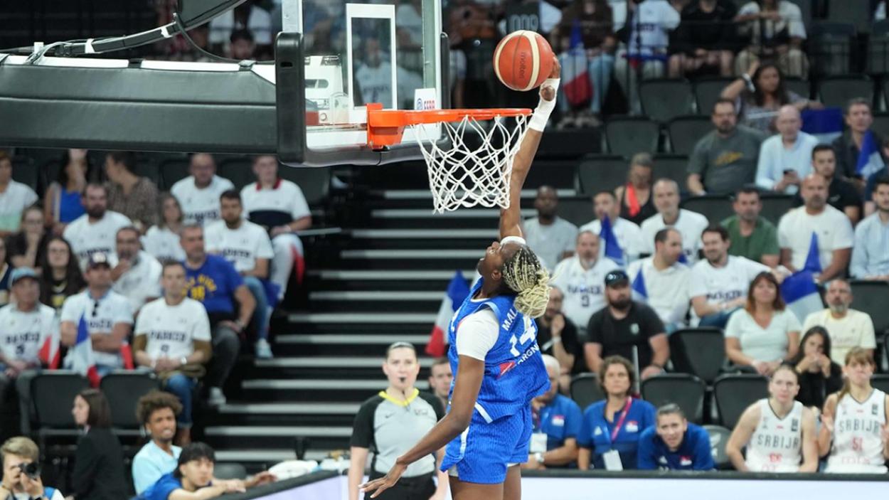 Dominique Malonga (France) au dunk face à la Serbie