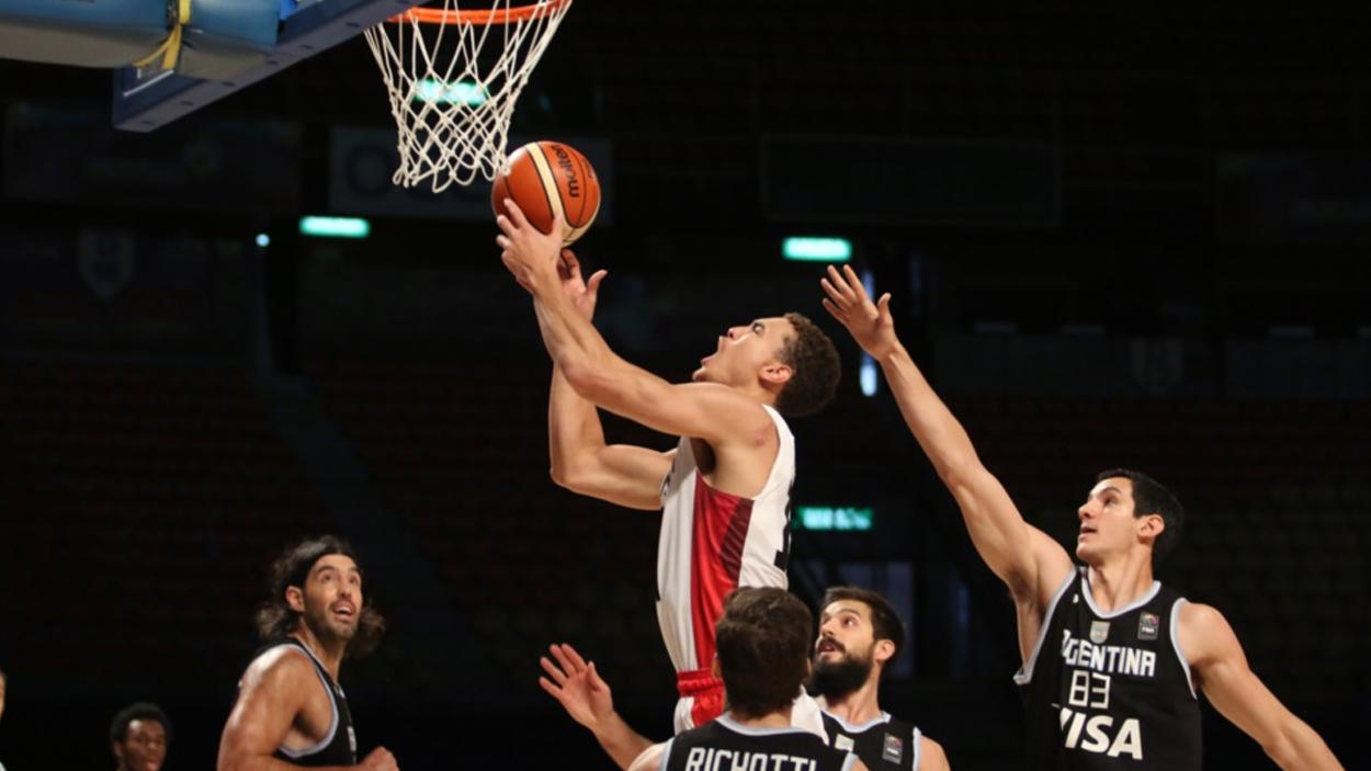 Dwight Powell en 2015 avec le Canada face à Luis Scola