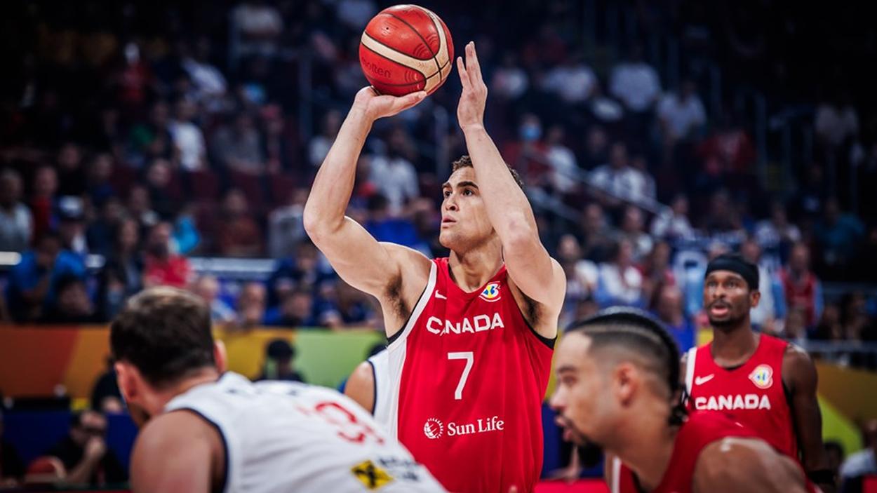 Dwight Powell (Canada) lors de la coupe du monde 2023