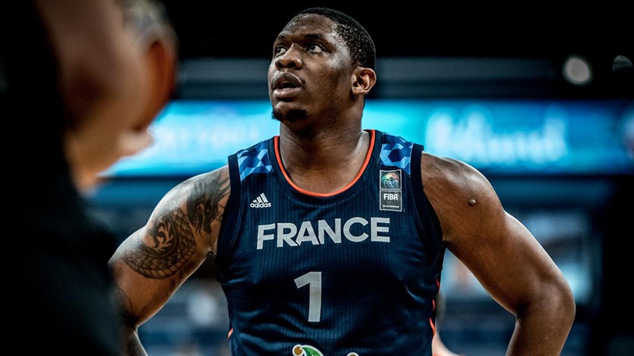 Kevin Séraphin avec le maillot de l'équipe de France