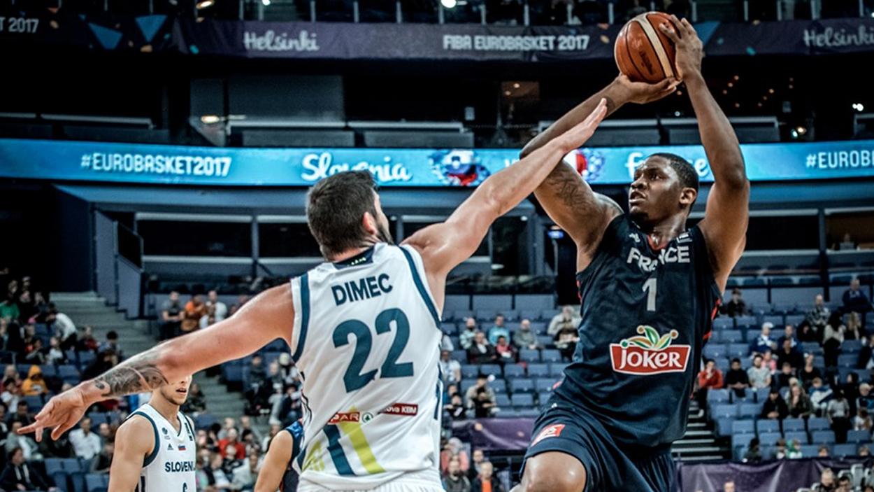 Kevin Séraphin (équipe de France) au tir face à Dimec (Slovénie)