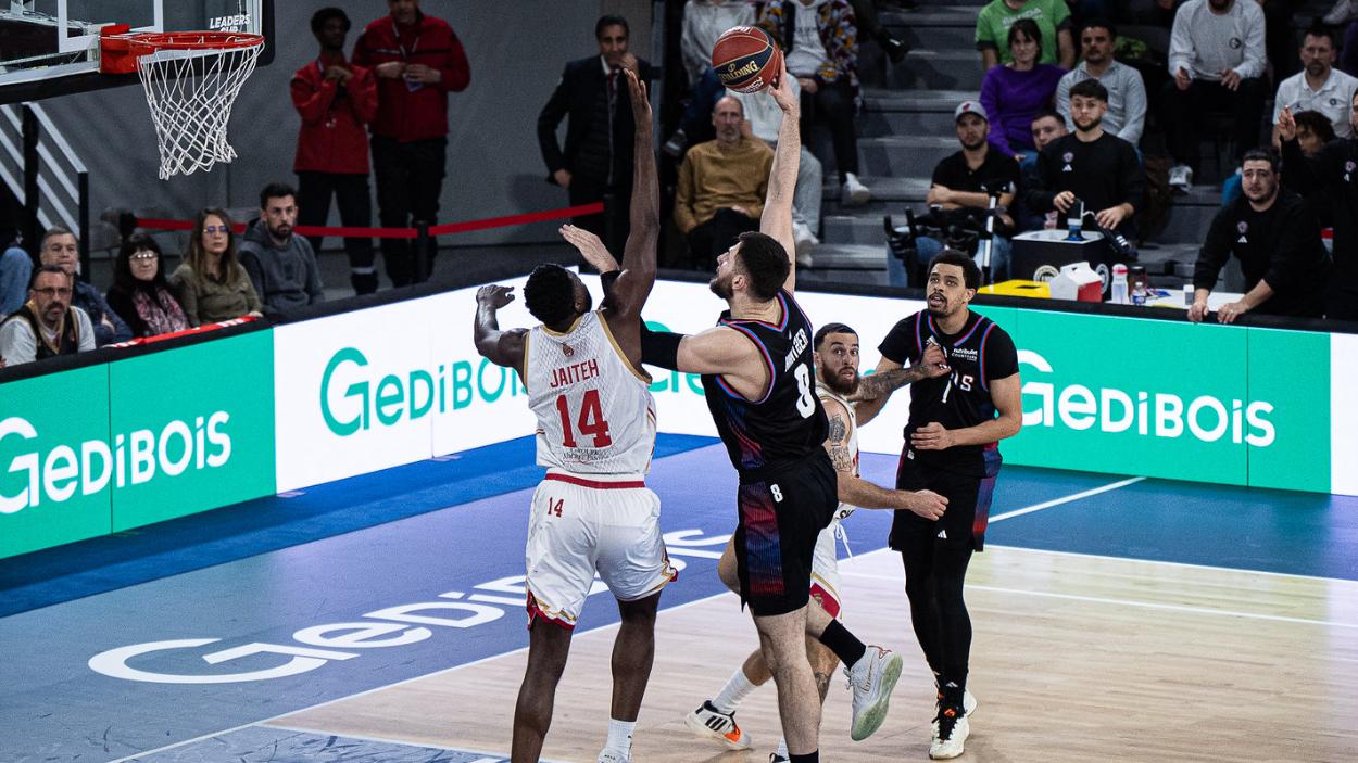 Leon Kratzer (Paris Basketball) au tir contre Saint-Quentin
