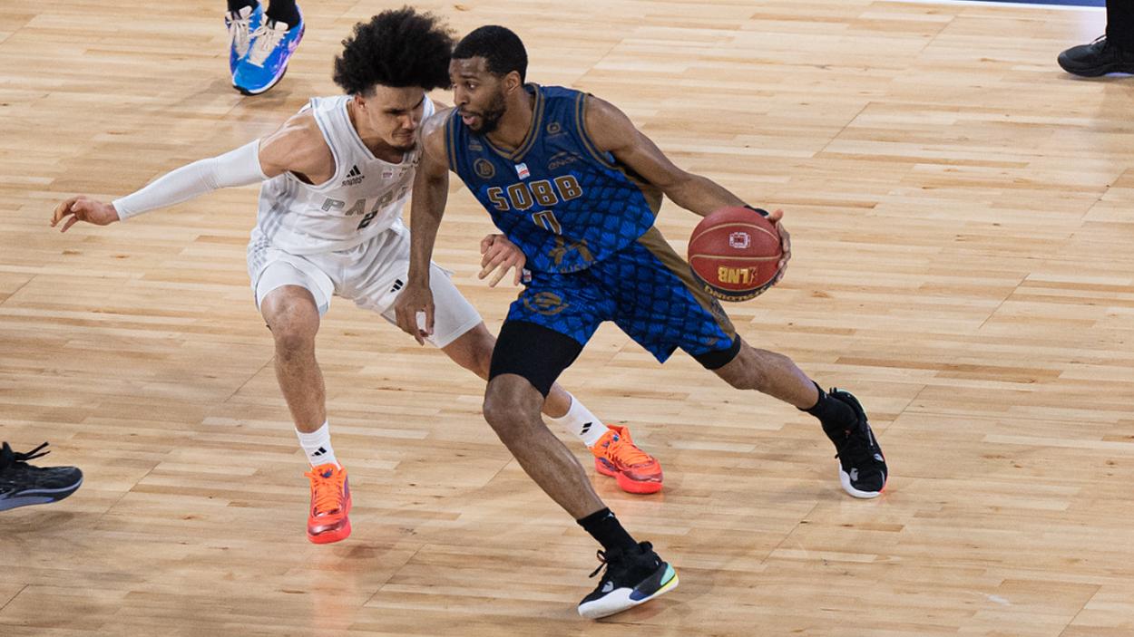 Loic Schwartz (Saint-Quentin) au drive contre le Paris Basketball