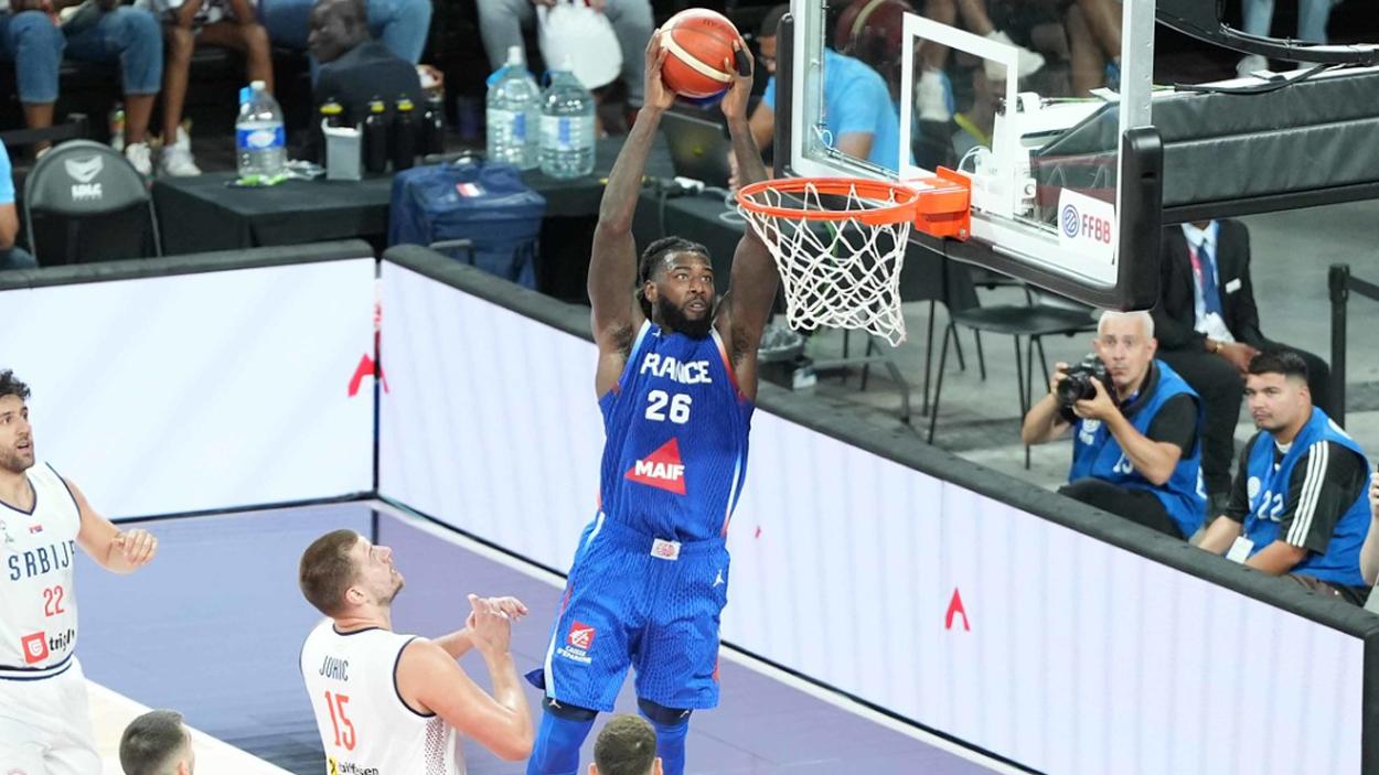 Mathias Lessort (France) au dunk face à la Serbie