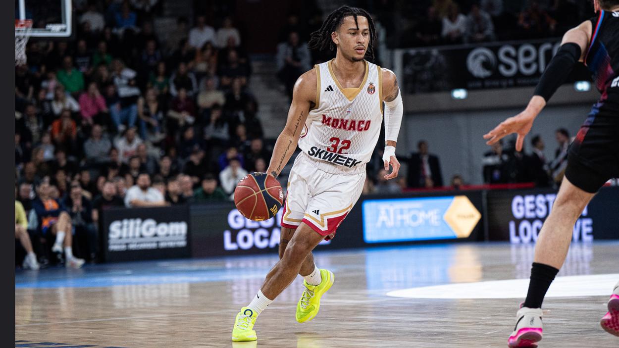 Matthew Strazel (Monaco) au drive contre le Paris Basketball