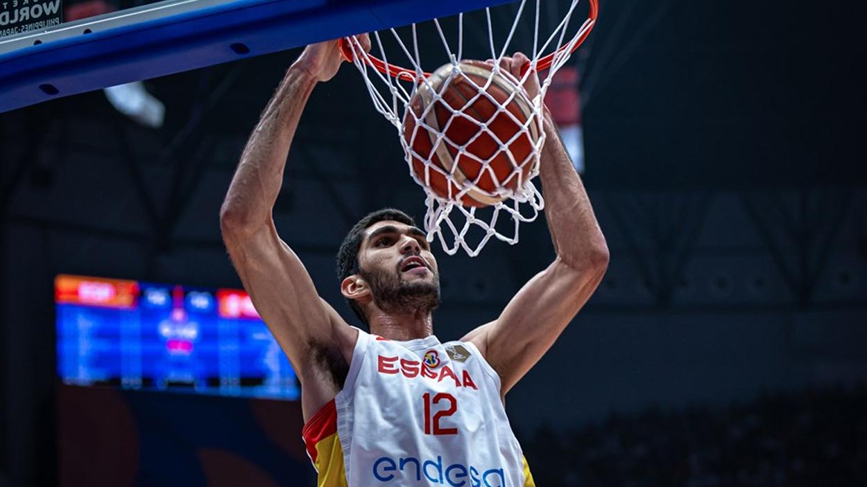 Santi Aldama au dunk avec l'Espagne en 2023