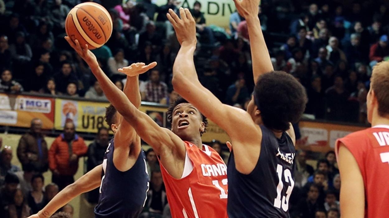 Shai Gilgeous-Alexander (Canada) en U18 face à Jarrett Allen (USA)