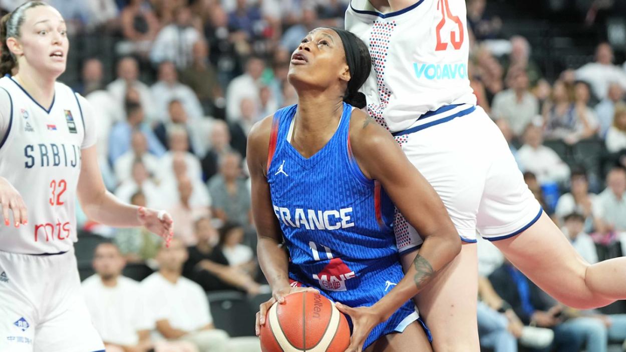 Valériane Ayayi (France) au tir face à la Serbie