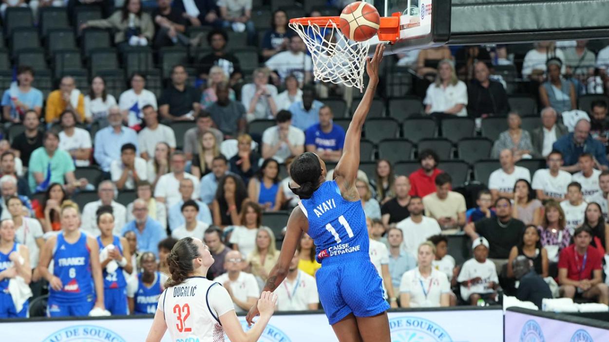 Valériane Ayayi (France) au lay-up face à la Serbie