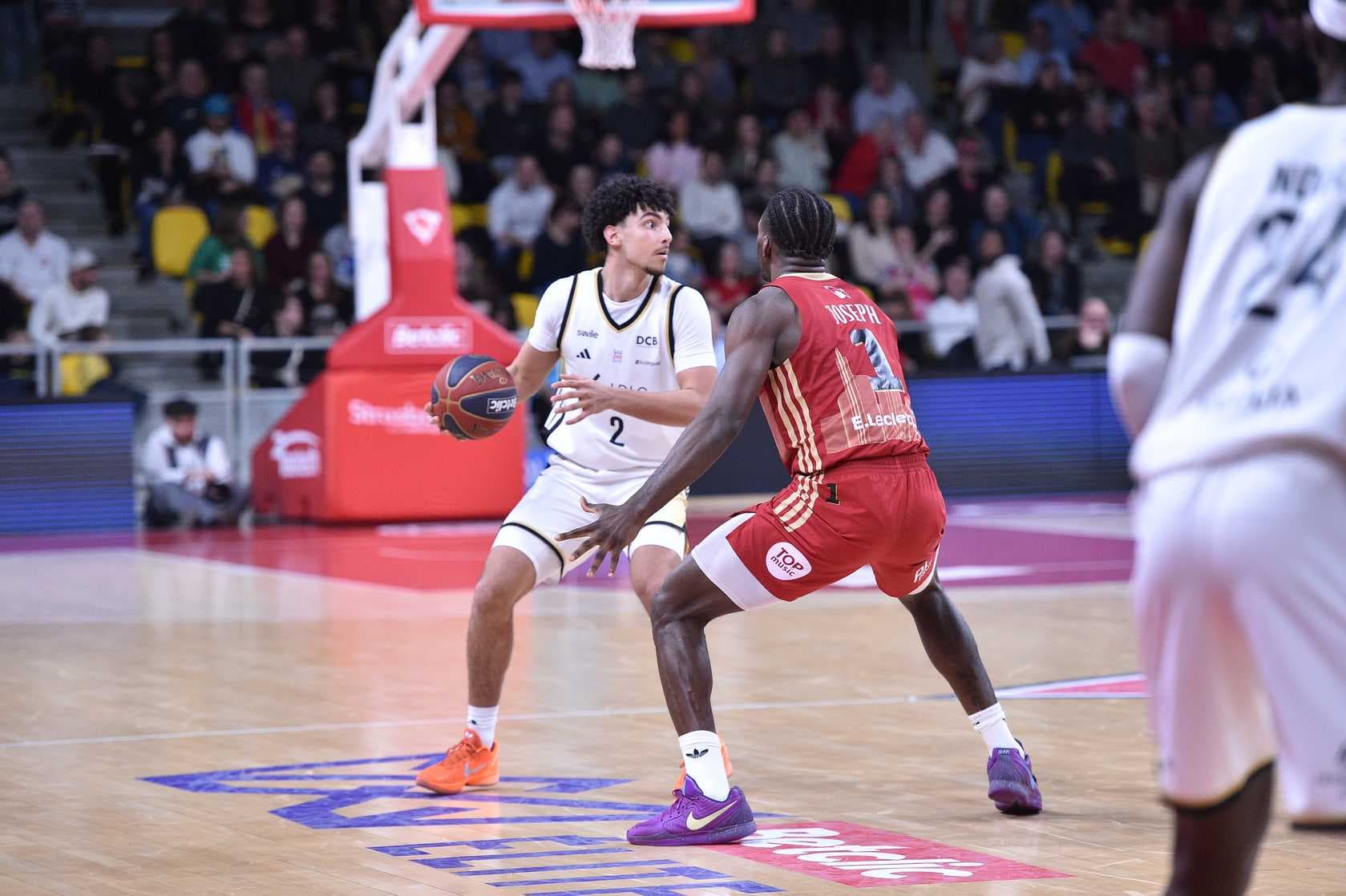 L’ASVEL fait craquer Strasbourg dans le choc entre leaders et conserve la tête du championnat