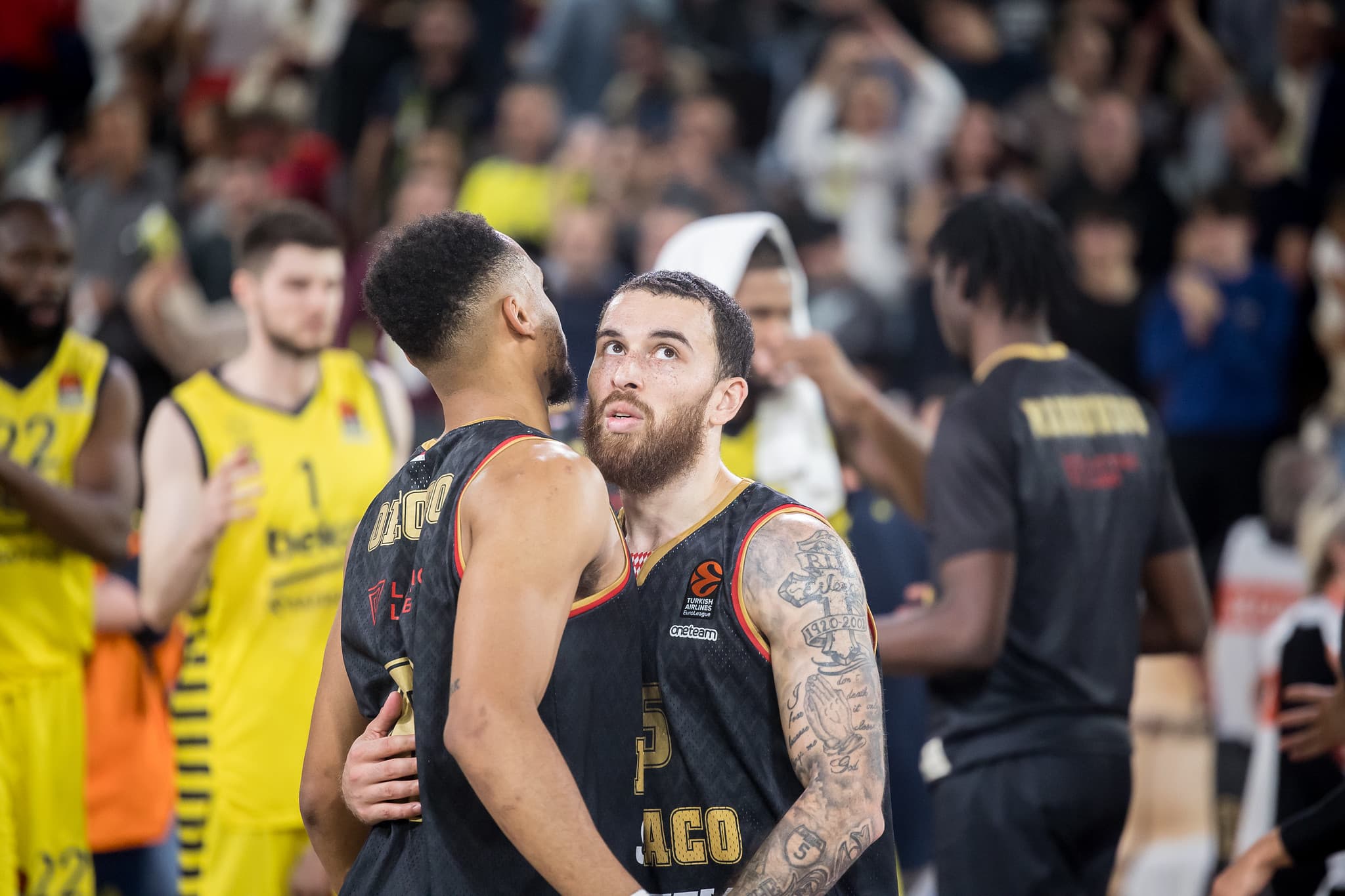 Mike James présente ses excuses à Elie Okobo après leur altercation lors de Fenerbahçe – Monaco