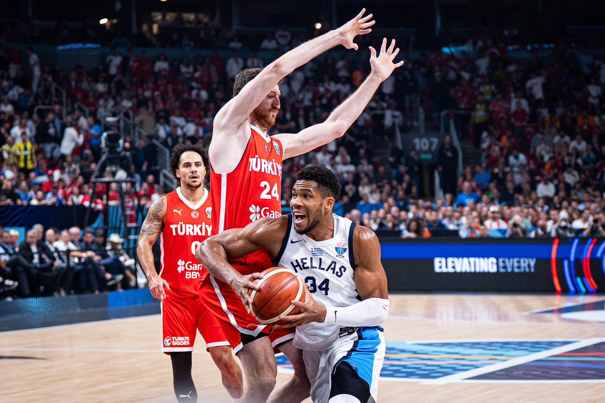 En muselant Giannis Antetokounmpo, Ercan Osmani a gagné une Rolex