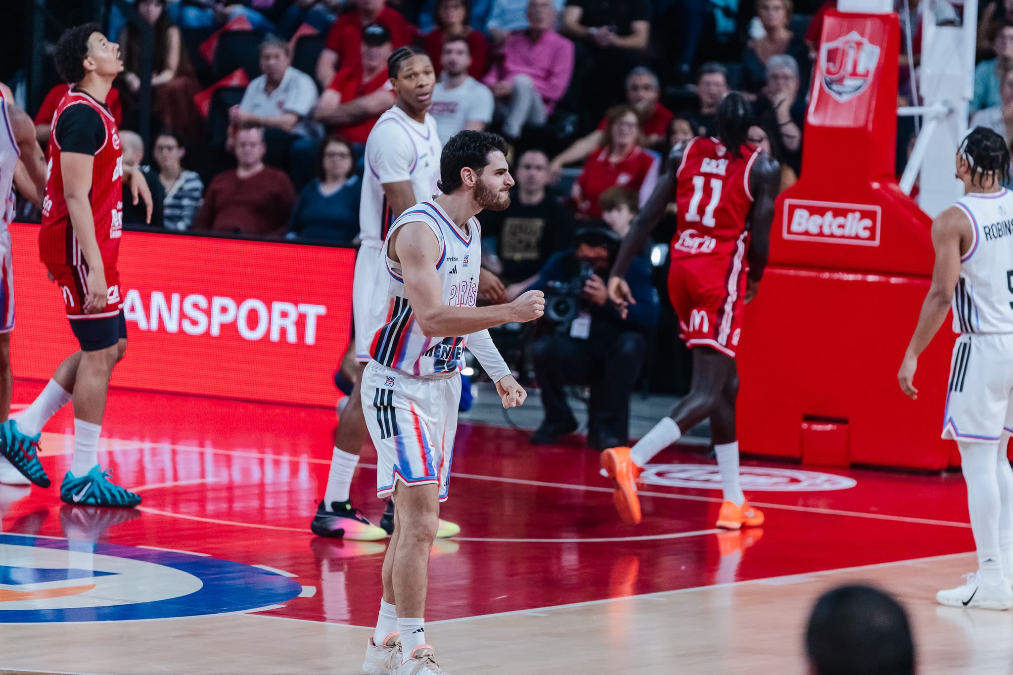 Le capitaine Sebastian Herrera de retour de blessure avec Paris, pour rectifier le tir