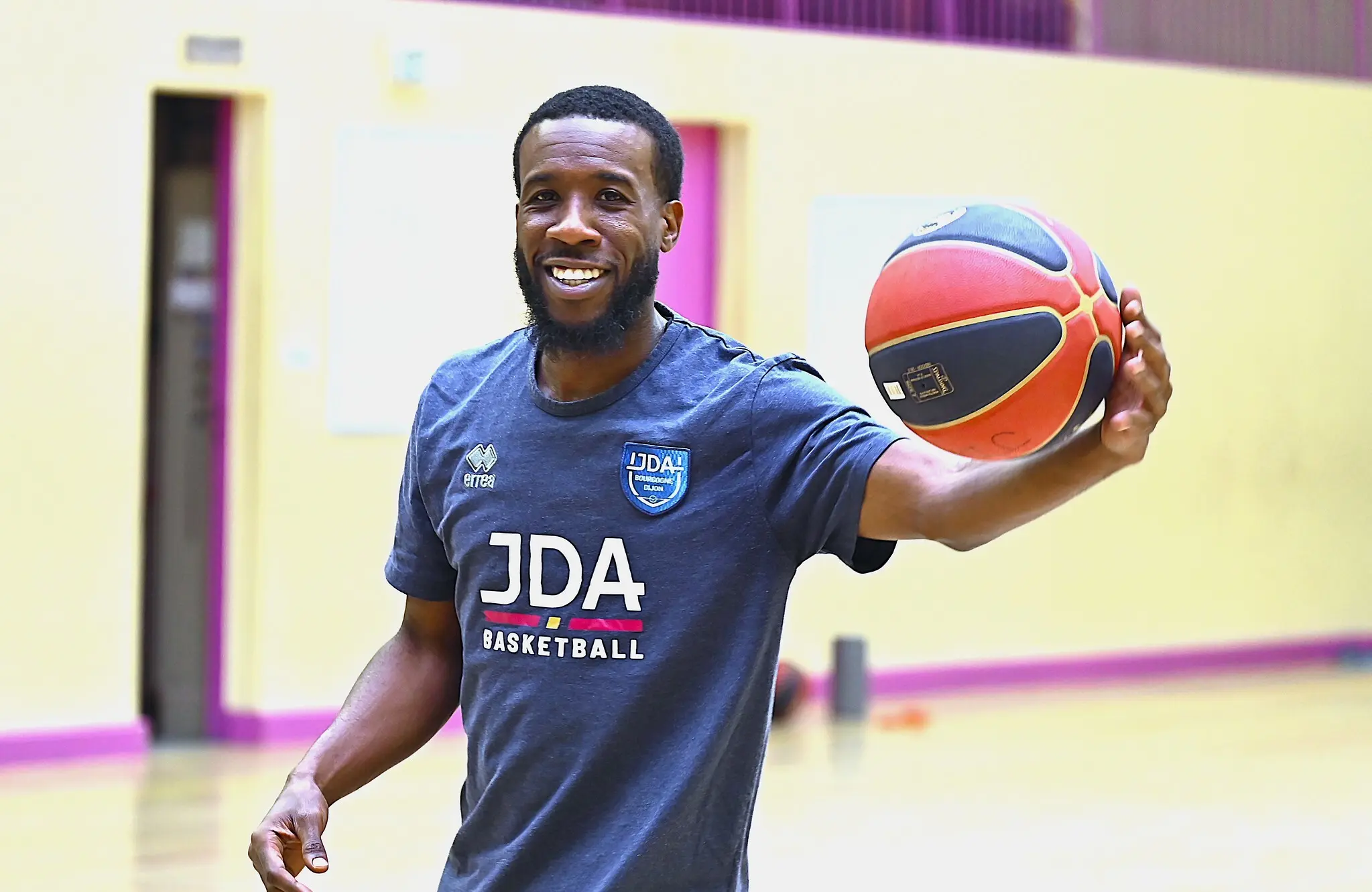 Grâce aux 28 points de l'éternel David Holston, la JDA Dijon conforte sa place de leader !