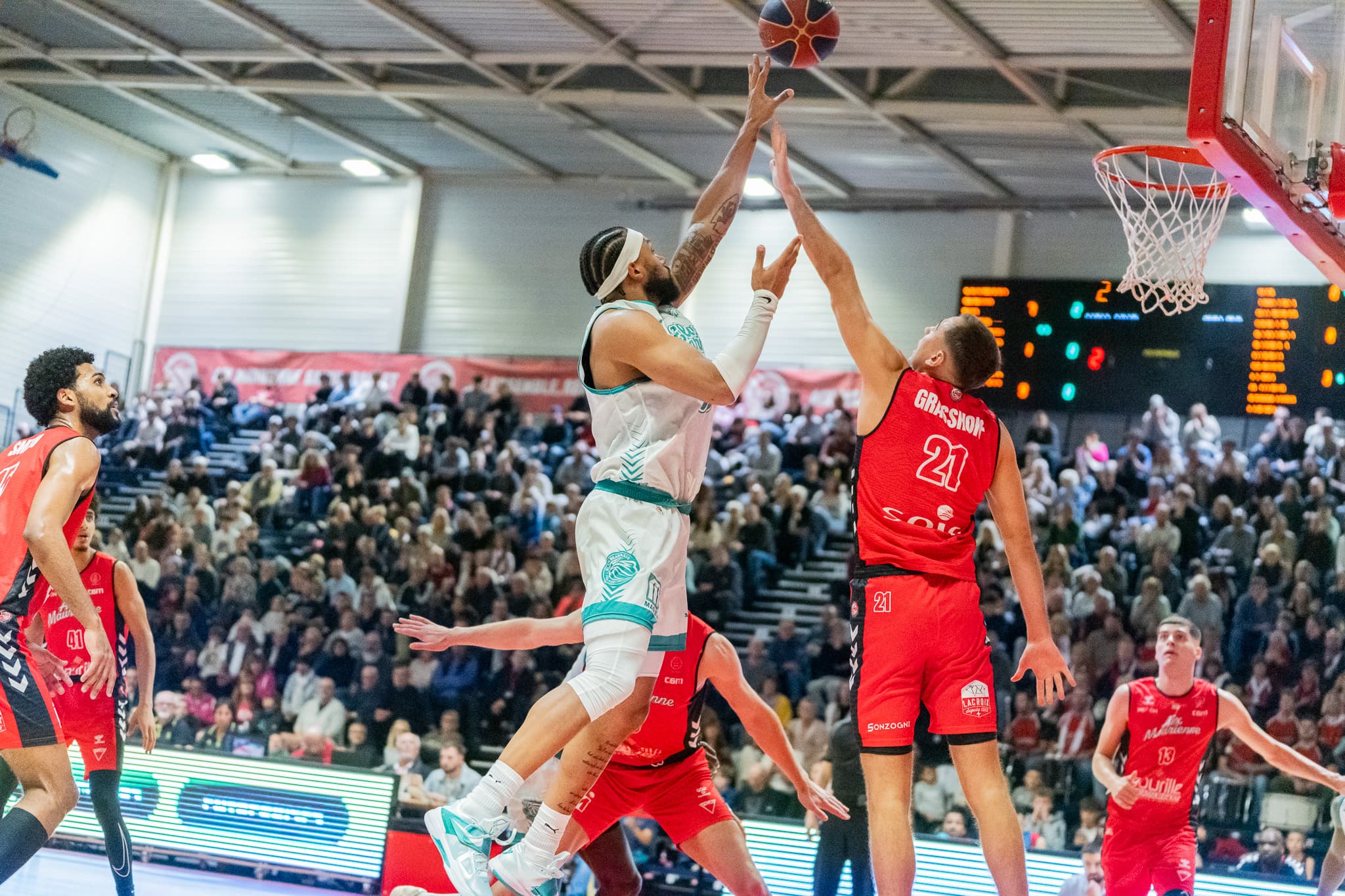 Derrière le duo Clark/Nze, l’Élan Béarnais domine Saint-Chamond