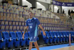 Noah Burrell tape du poing sur la table