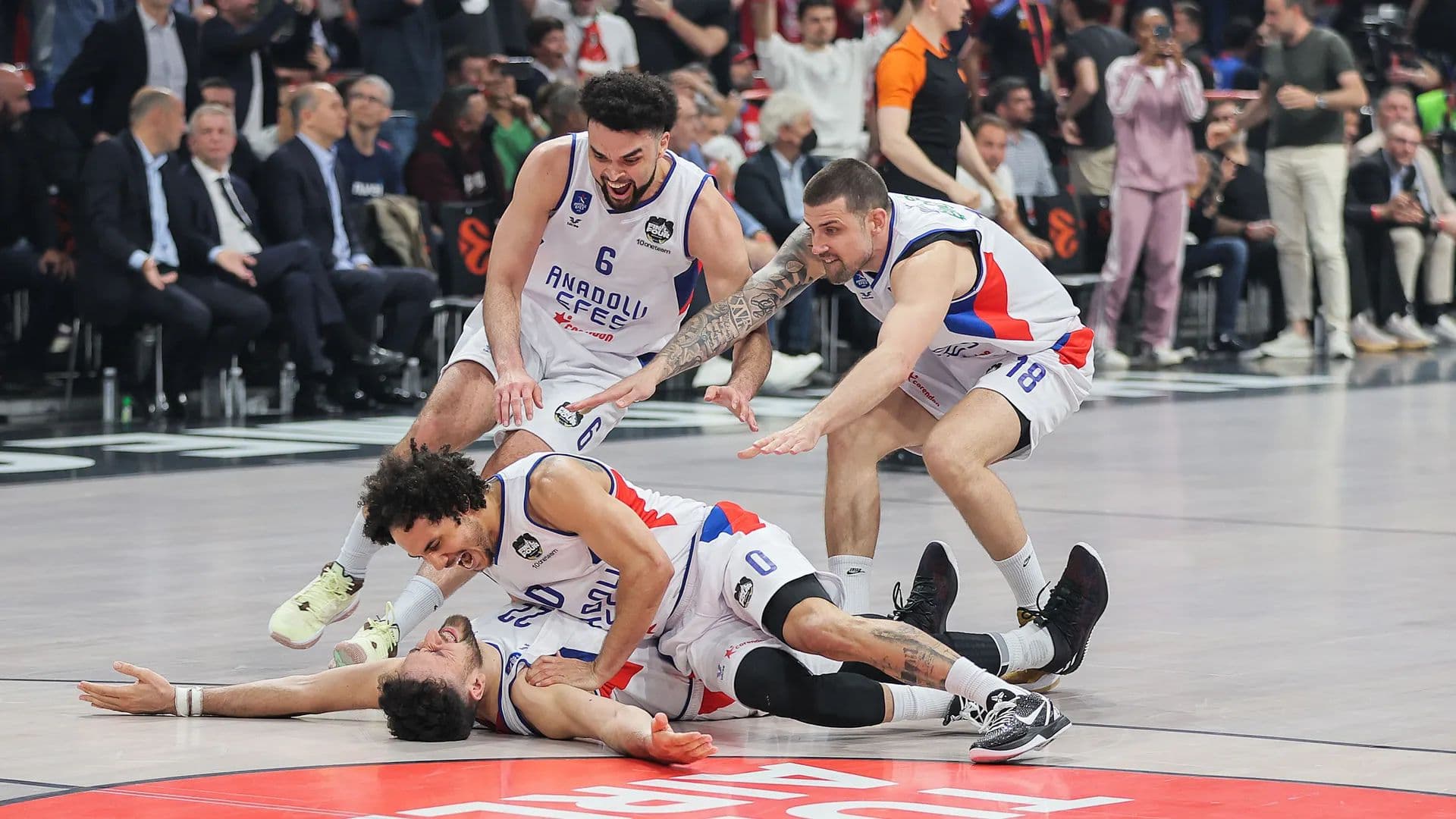 Au buzzer, Vasilije Micic qualifie l’Anadolu Efes pour sa troisième finale d’EuroLeague d’affilée !